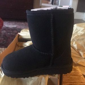 UGG T Classic Kids Size 10, Black